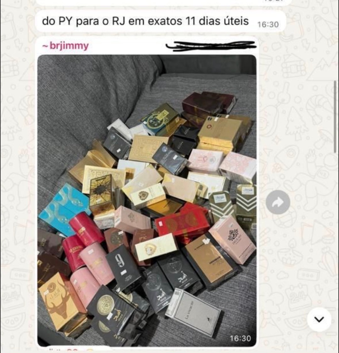 Membro da comunidade mostrando compras enviadas do Paraguai para o Rio de Janeiro